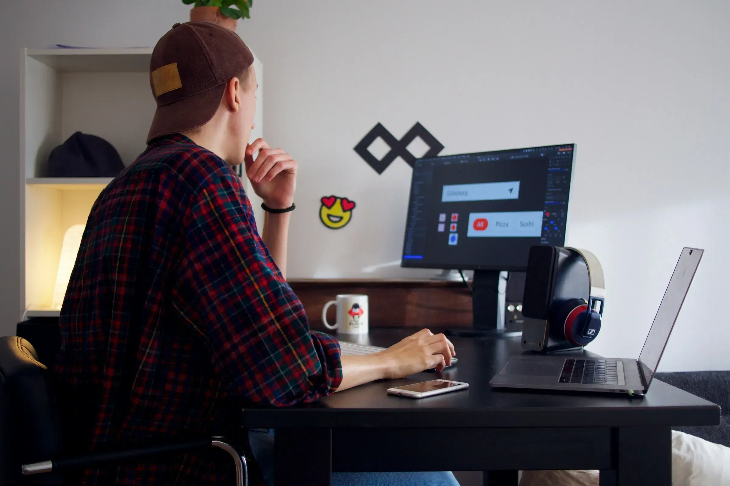 Mann arbeitet am Laptop an einem Tisch